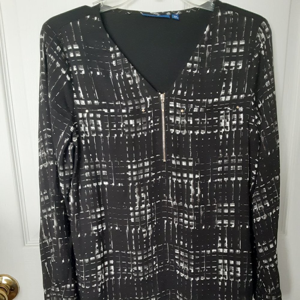 APT  9 Size Medium Petite Black/White Blouse w/Zipper Front & Long Sleeves